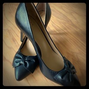 🖤Smart and Sassy Black Leather Heels Size 6🖤